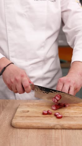 el chef está cortando salchichas.
