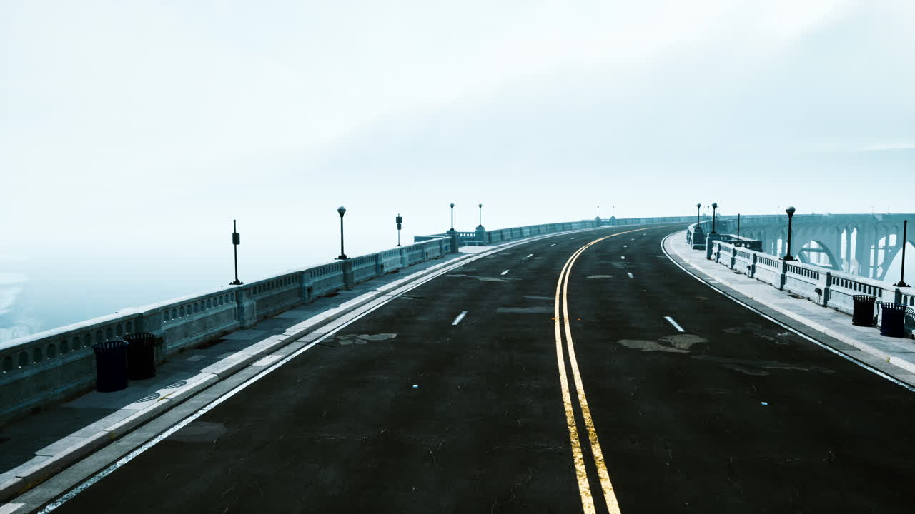 안개 날에  ⁇ 은 비어있는 돌 다리