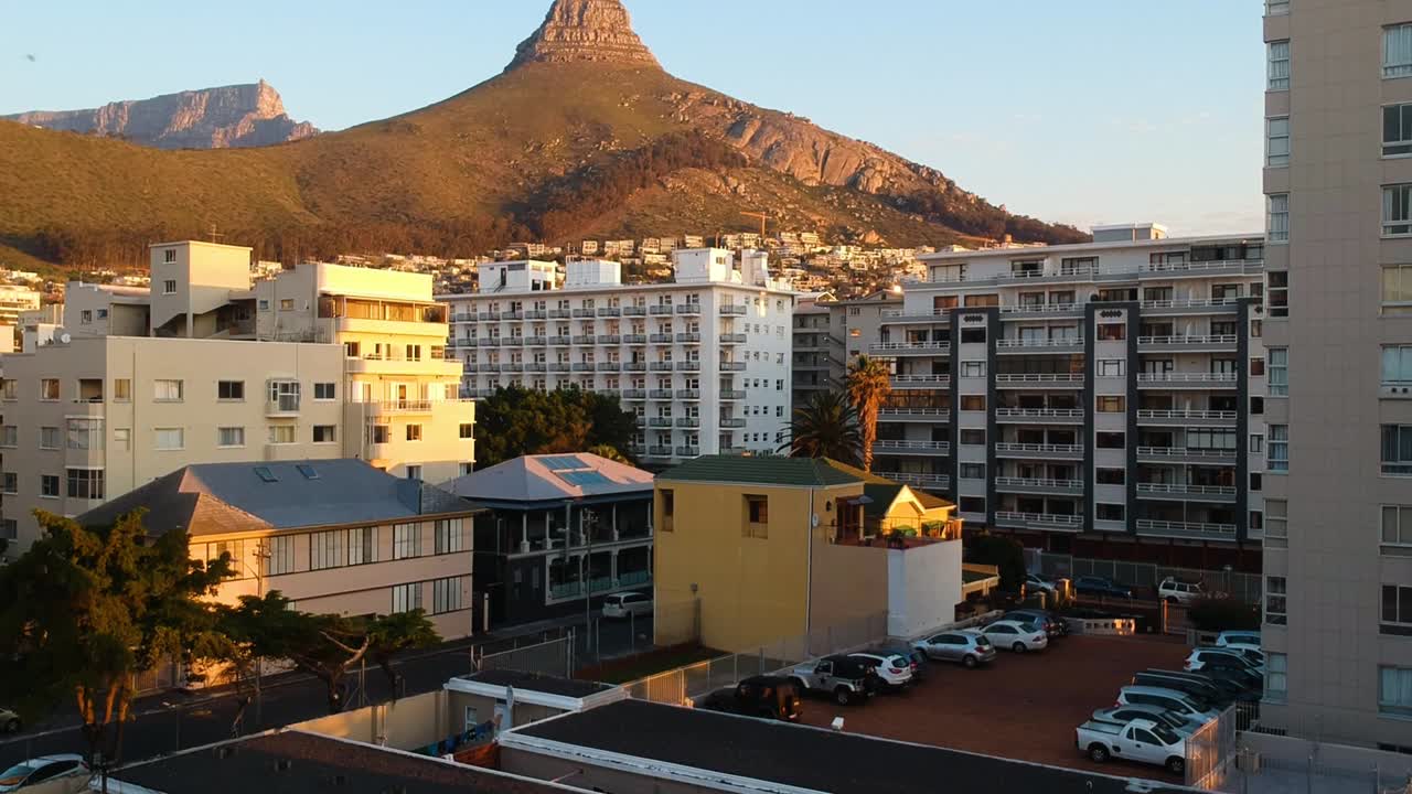 케이프 타운 대서양 해안 스카이라인과 사자 머리를 드러내는 느린 드론 상승