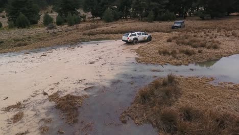 Weißes-Offroad-Auto,-Das-Eine-Pfütze-überquert