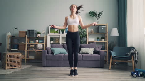 mujer saltando la cuerda en casa