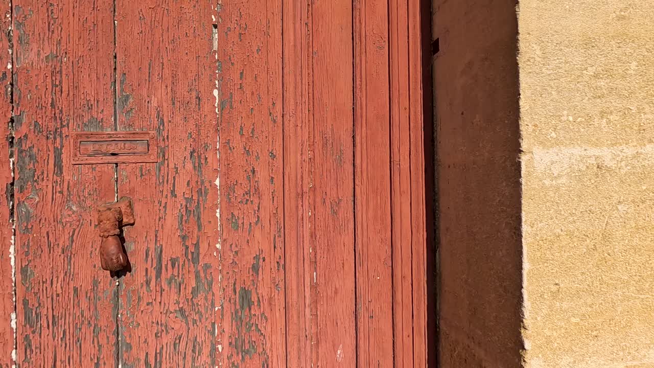 explorando el exterior de una casa de piedra rústica