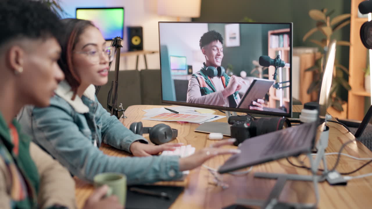 Persone che lavorano a un progetto di produzione video