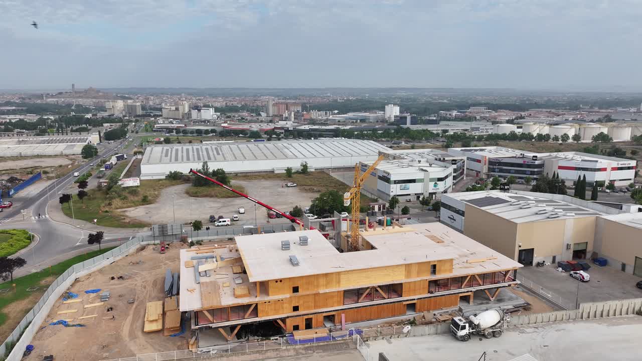 vistas aéreas de una obra en construcción y de la ciudad