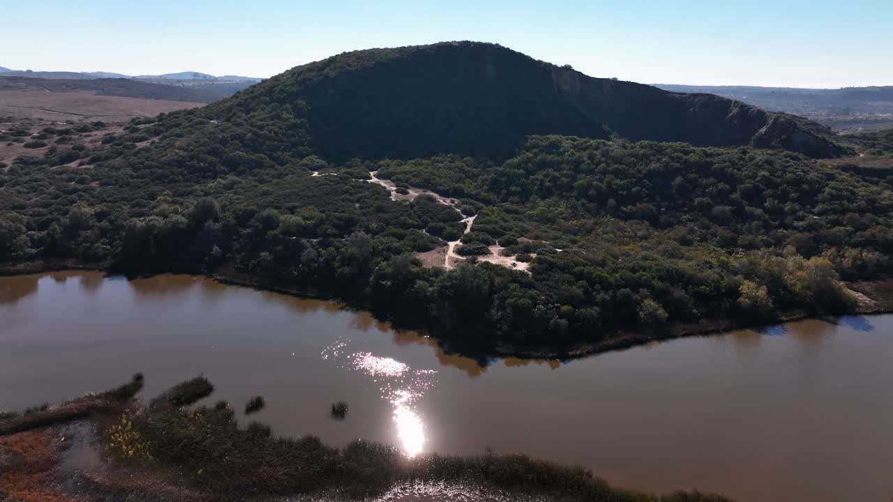 vista aérea de drones de un día soleado sobre las colinas de calavera y el lago en carlsbad, california