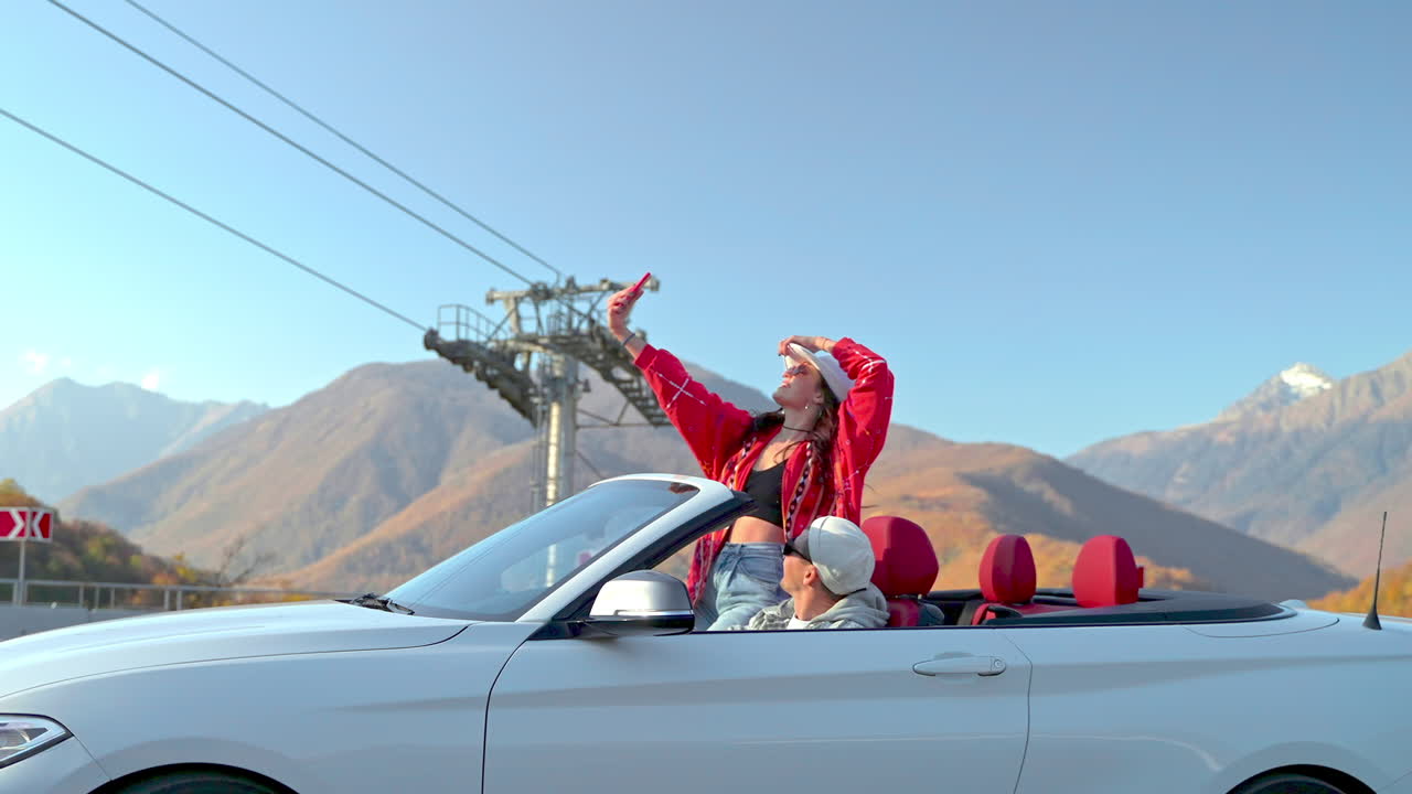 캐버리블 차로 경치 좋은 도로 여행 을 하는 행복 한 부부