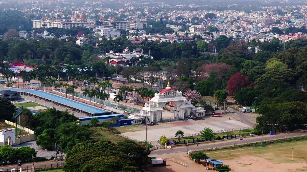 Area espositiva Dasara con arco, alberi ed edifici a Mysore, Karnataka, India. Di giorno, ripresa con avvicinamento, ripresa con drone, 4K.
