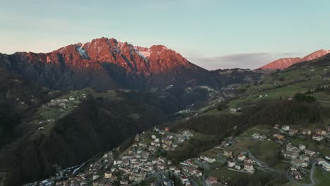 hermosa vista aérea del valle de seriana y sus montañas al amanecer, alpes orobie, bérgamo, italia