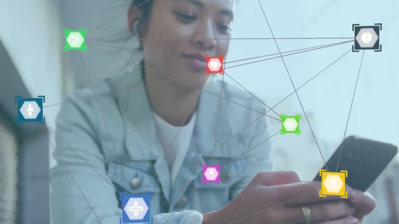 animación de conexiones web a través de una mujer de raza mixta usando un teléfono inteligente