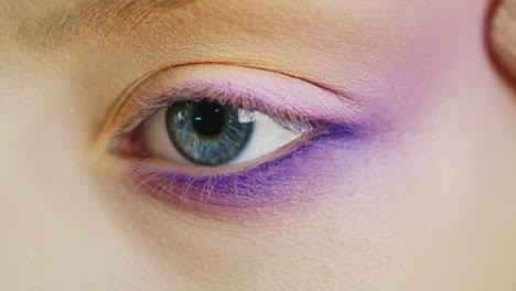 Aplicar-Maquillaje-En-Un-Hermoso-Ojo-Femenino-De-Color-Azul