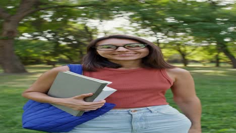 une étudiante dans le parc.