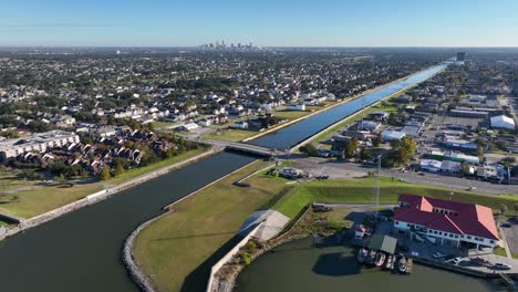 Dique-Y-Sistema-De-Canales-En-Nueva-Orleans-Luisiana