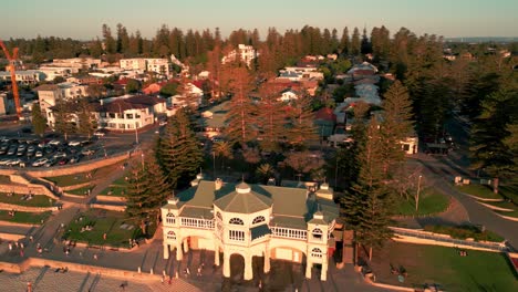 Antena-Sobre-La-Ciudad-De-Cotesloe-Revelando-La-Playa-Y-La-Casa-De-Té-De-Indiana-Al-Atardecer,-Perth,-Australia