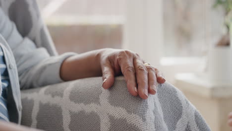 Niña-Cogida-De-La-Mano-Con-Abuela-Niño-Mostrando-Compasión-Por-La-Abuela-Disfrutando-Del-Amor-De-La-Nieta-Concepto-De-Apoyo-Familiar-Personas-Irreconocibles-4k