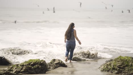 Niña-Caminando-Por-El-Agua-Y-La-Arena-En-La-Playa-El-Matador-En-El-Sur-De-California-Cerca-De-Malibu