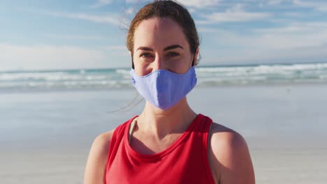 retrato de una mujer caucásica con una máscara facial en la playa