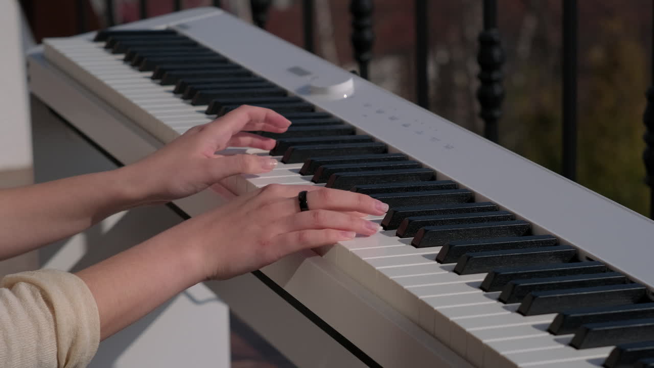 persona que toca el piano electrónico al aire libre
