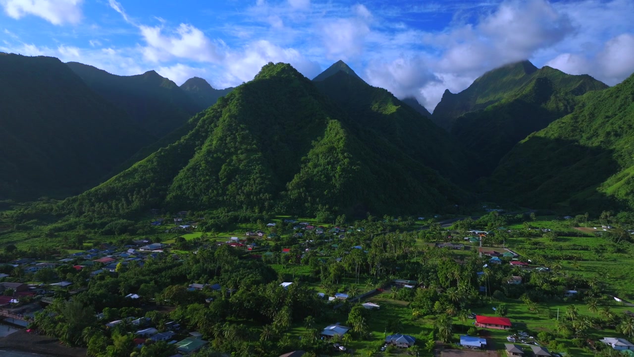 Teahupo'o köy adası, Yolun Sonu sahili, tur tekneleri, Güney Pasifik Okyanusu, havadan drone, Tahiti Fransız Polinezyası, binalar, mahalle, güneşli mavi gökyüzü, Passe Havea limanı, manzara, ileri aşağı