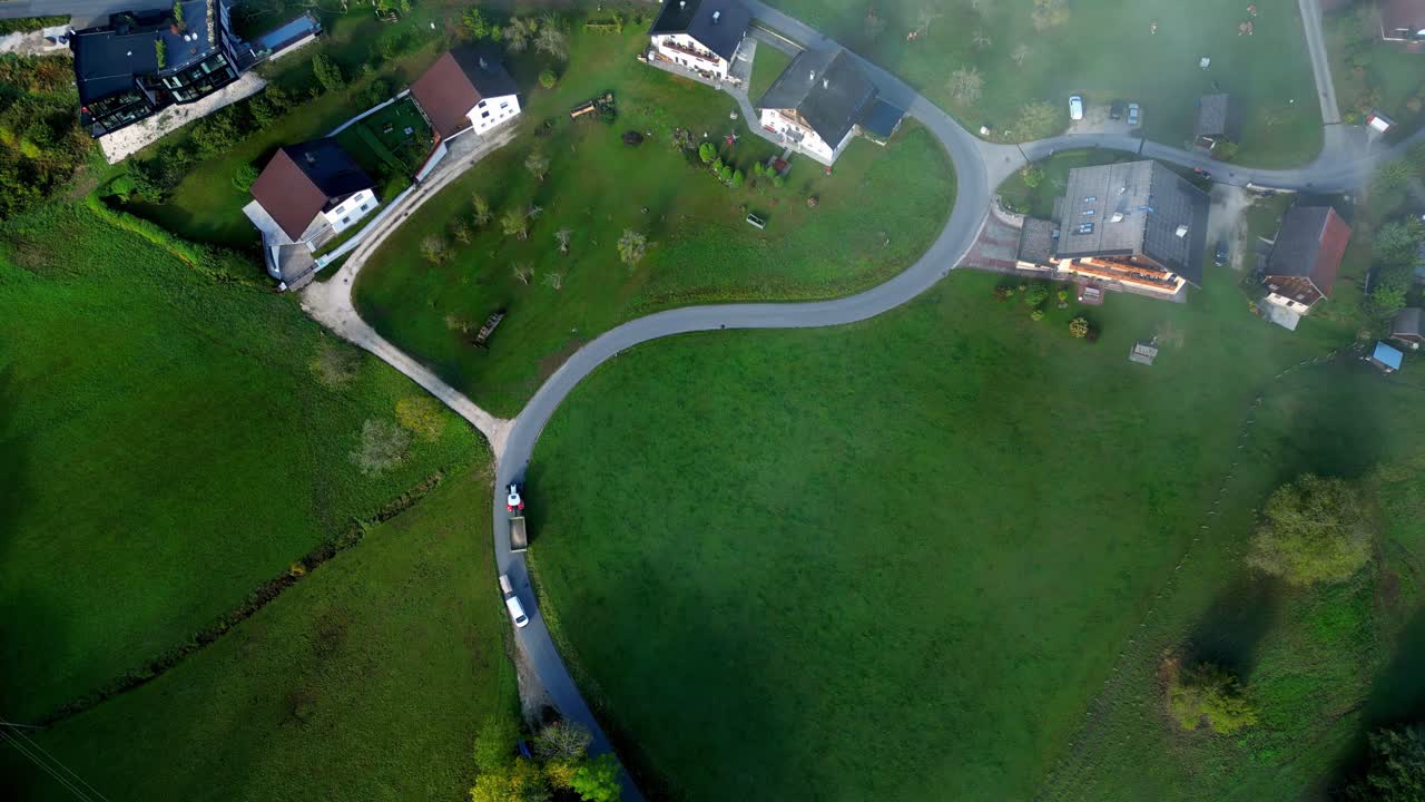 구름 중 위에서 이른 아침에 알파인 마을