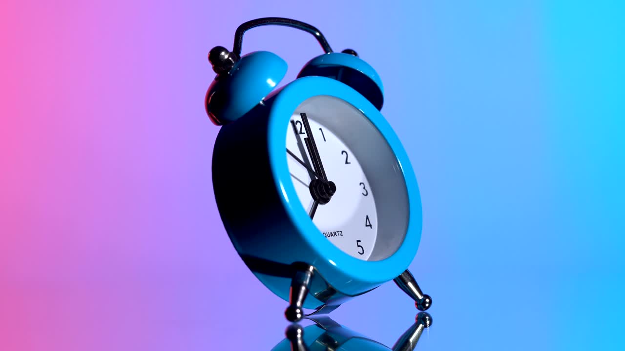 다채로운 배경 에 있는 알람 시계