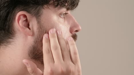 hombre aplicando crema facial