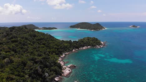 toma aérea cinematográfica de drones de impresionantes islas remotas deshabitadas, lagunas y arrecifes archipiélago del paraíso tropical, islas anambas indonesia