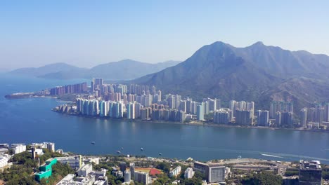 Apartamentos-Densamente-Poblados-Y-Modernos-De-Ma-On-Shan-Con-Las-Altas-Montañas-Al-Fondo-En-La-Hermosa-Naturaleza-Asiática-En-Hong-Kong-En-Un-Día-Soleado