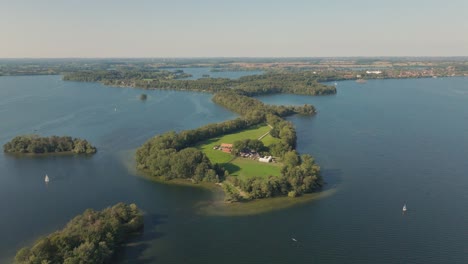 Prinzeninsel-Plön-Princes-Island-En-Una-Cálida-Y-Soleada-Tarde-Con-Naturaleza-Verde-Y-Fresca