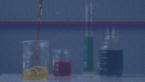 Animation-Des-Bildschirms-Mit-Glitch-über-Chemischem-Reagenz,-Das-In-Glas-Strömt