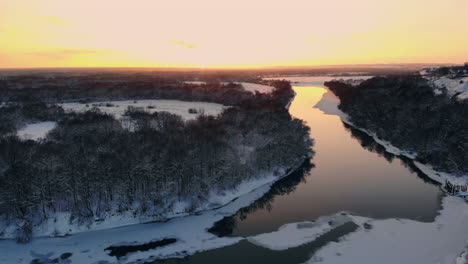 Luftaufnahme,-Bearbeitet-–-Schneller-Rückflug-über-Einem-Nebligen-Fluss,-Der-Durch-Einen-Verschneiten-Kiefernwald-Fließt,-Mit-Einem-Berg-Im-Hintergrund