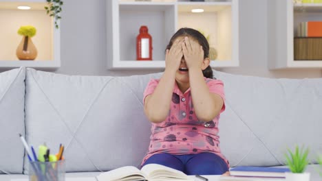 Muslim-girl-child-praying.