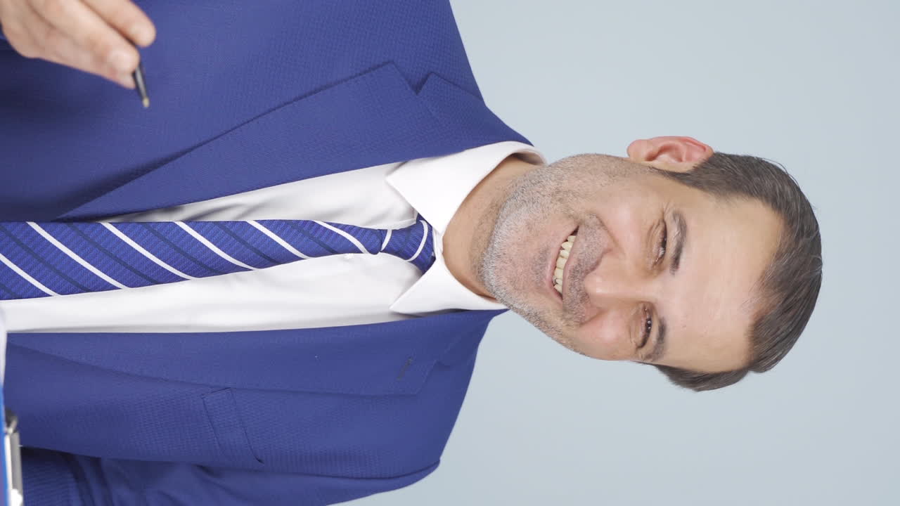 vídeo vertical de un hombre de negocios hablando.