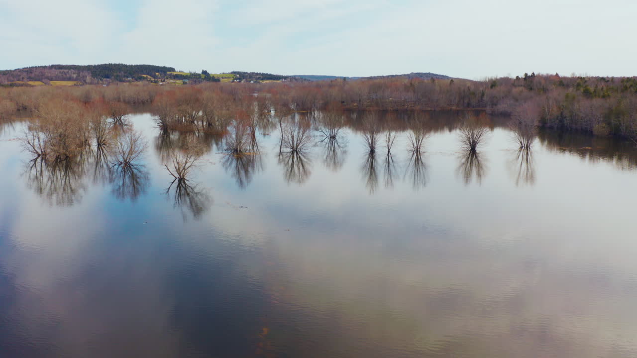 Luftfoto fra drone, der flyver hen over en oversvømmet flod under forårets snesmeltning.