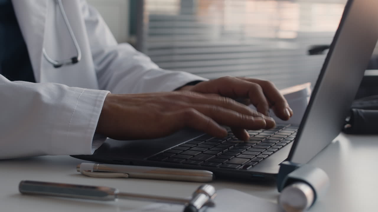 médico a usar um portátil