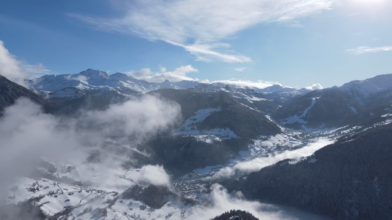 겨울 에 산악 지형 에서 자라는 눈  ⁇ 인 침 ⁇  나무 숲