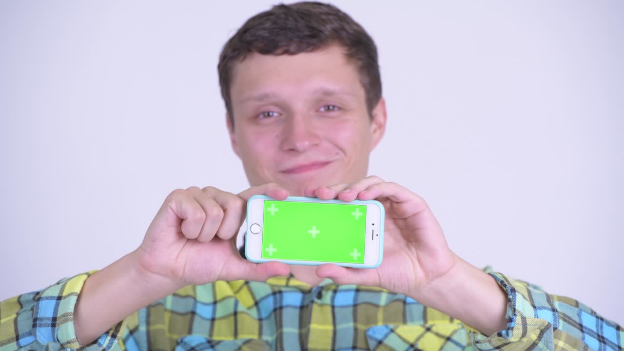 행복한 젊은 잘생긴 스터 남자와 전화