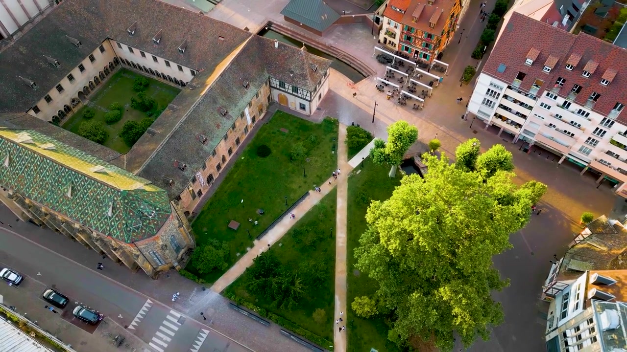 4K luftdronevideo af park og kanal nær det historiske Unterlinden Museum i Colmar, Frankrig.