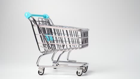 carrito de compras cerca con un mango azul