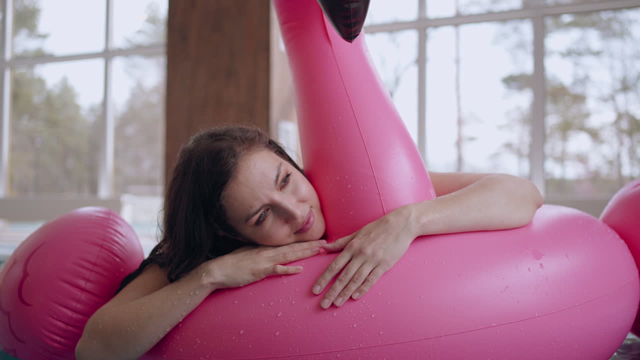 relajarse y disfrutar en el moderno complejo termal de la piscina para la recuperación y el mantenimiento de una buena condición física