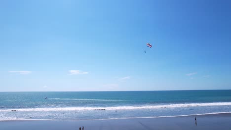 Imágenes-Aéreas-De-Drones,-Playa-Jaco,-Puntarenas,-Costa-Rica,-Foque,-Paracaídas-De-Agua