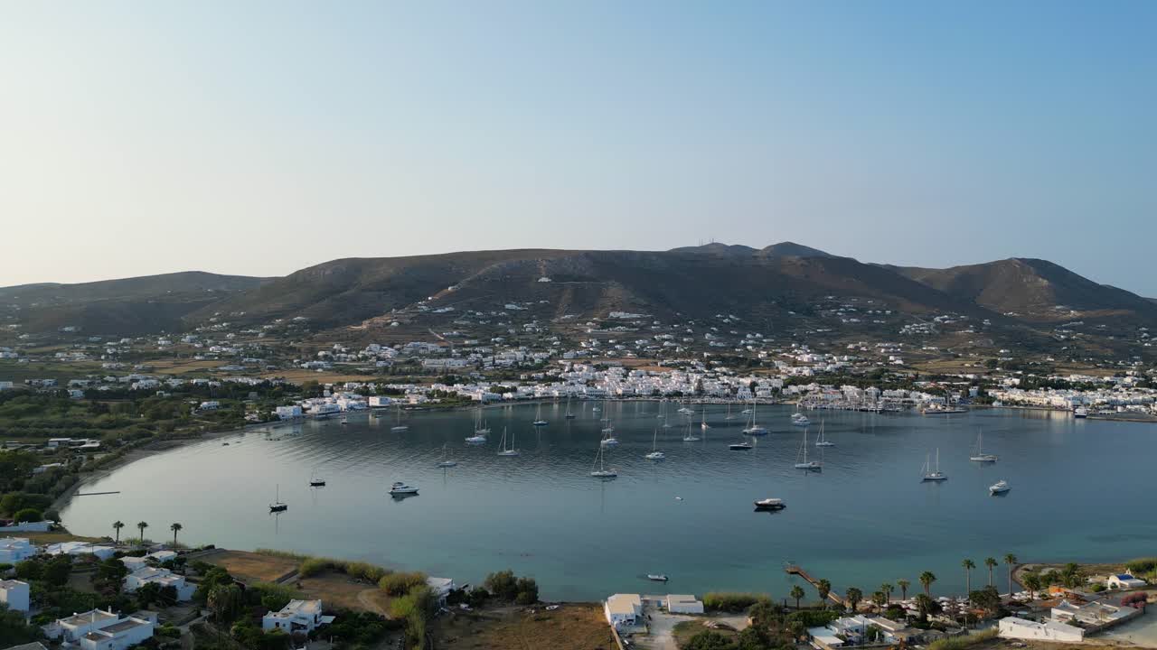 fotografía aérea de la ciudad y puerto de parikia en la isla de paros, una de las muchas islas de las cícladas en el mar egeo