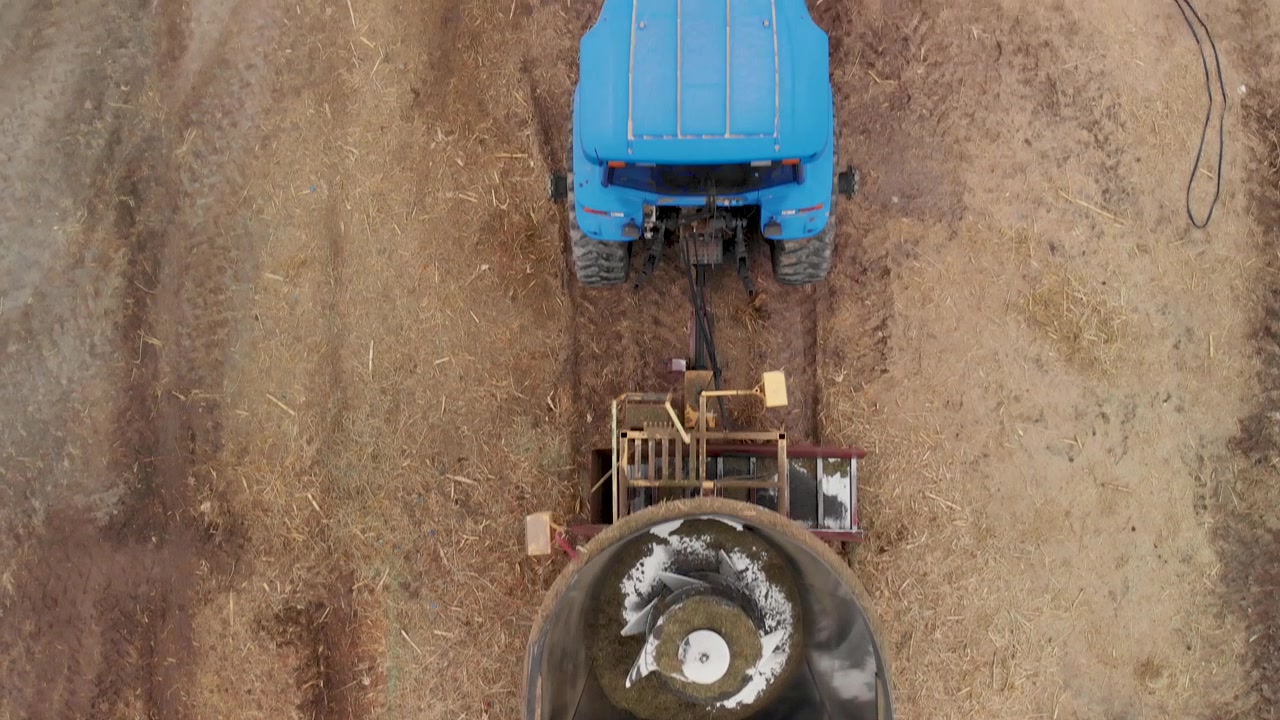 Blå traktor med anhænger på en farm i det sydlige Utah