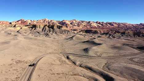 vista aérea del parque nacional badlands en utah en un día de cielo azul claro