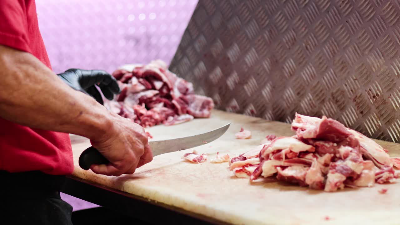 el carnicero cortando carne en los mercados de victoria