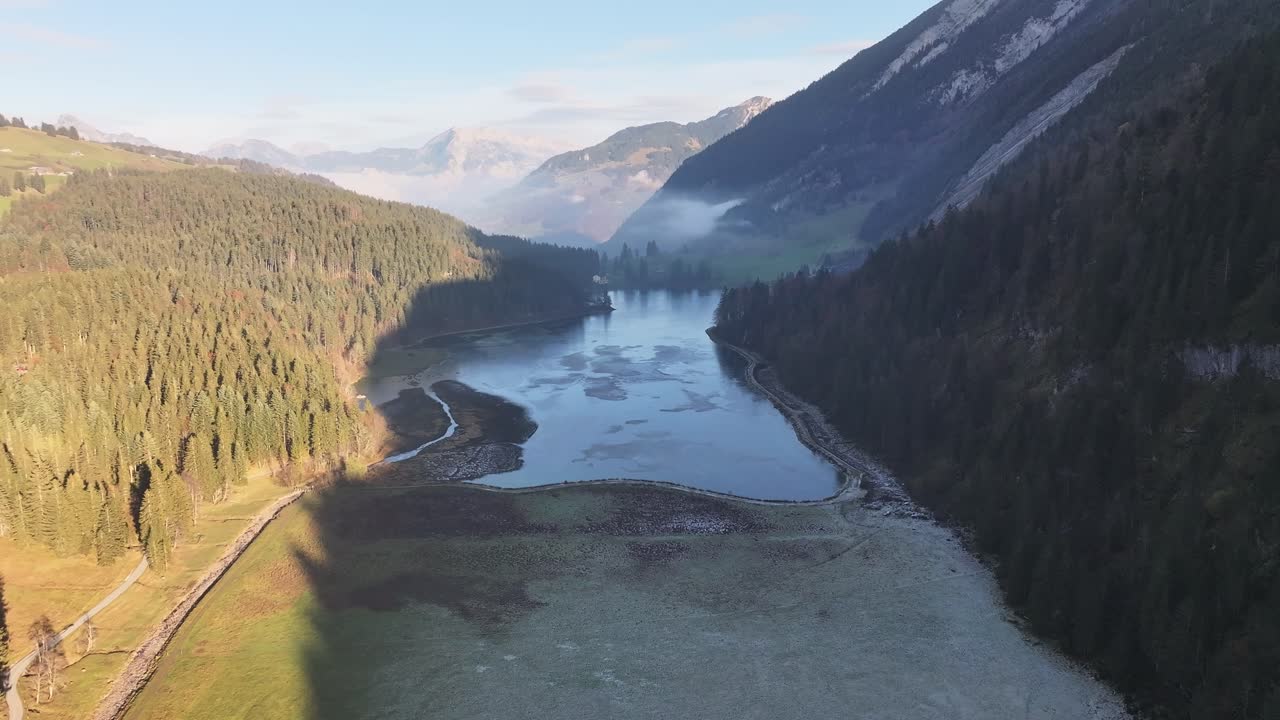 스위스 네펠스 (nefels) 에 있는 오버시 호수 (obersee lake) 의 공중 풍경, 푸른 숲과 알프스 산꼭대기에 둘러싸여 있으며, 글라루스 (glarus) 의 중심에 있는 순수한 자연의 아름다움과 조용한 평온을 보여줍니다.