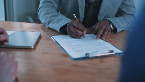 reunión de negocios y firma de contratos