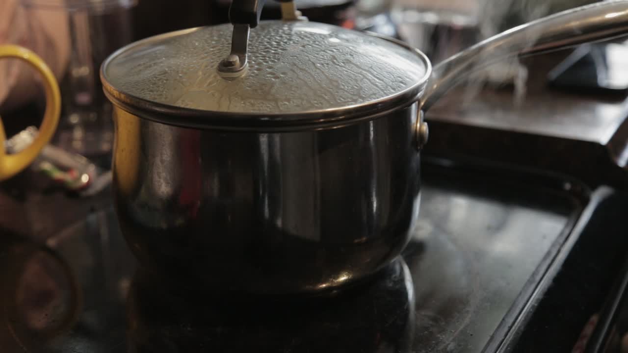 cubra la olla y hasta que la sopa esté cocida - toma de primer plano