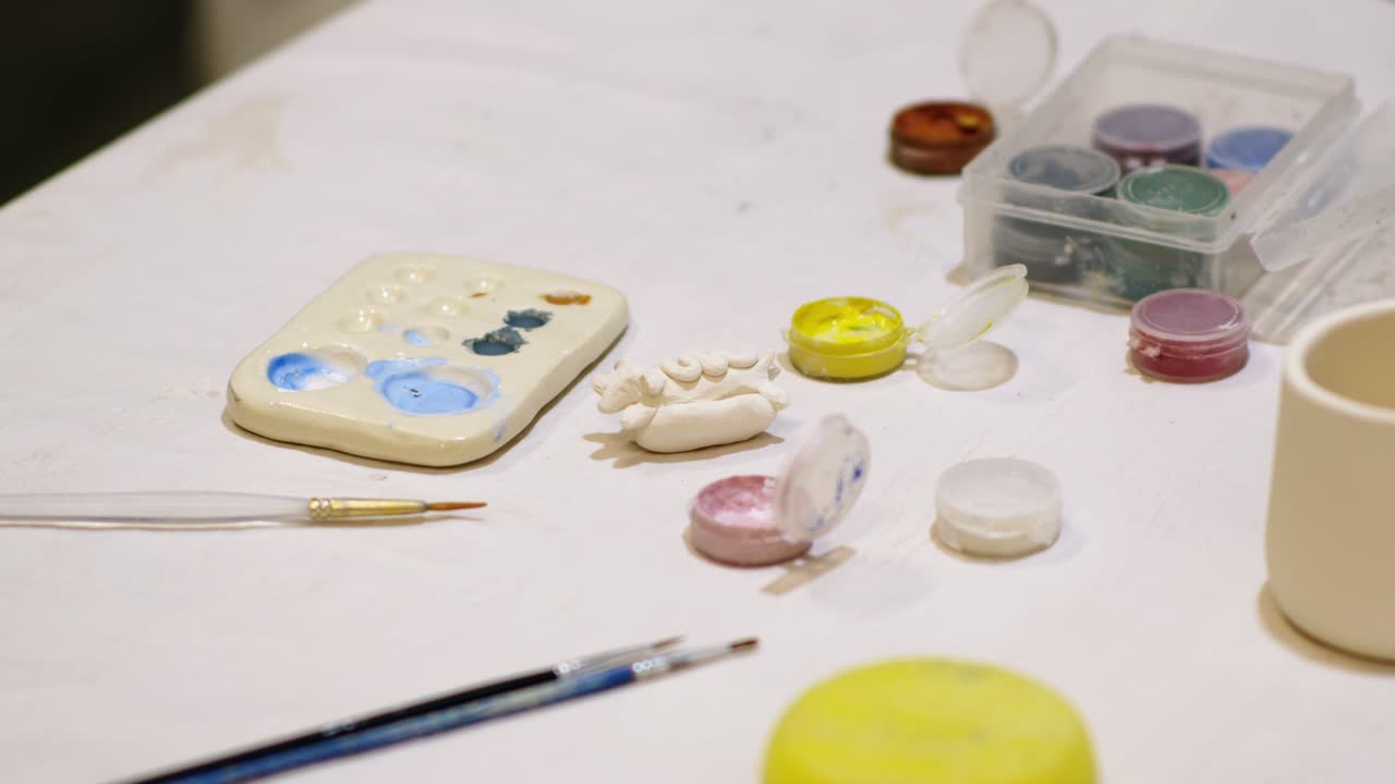 cerca de la paleta del pintor donde el artista está preparando los colores para pintar