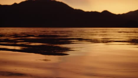 primer plano del mar ondeando por el viento durante la puesta de sol en indonesia