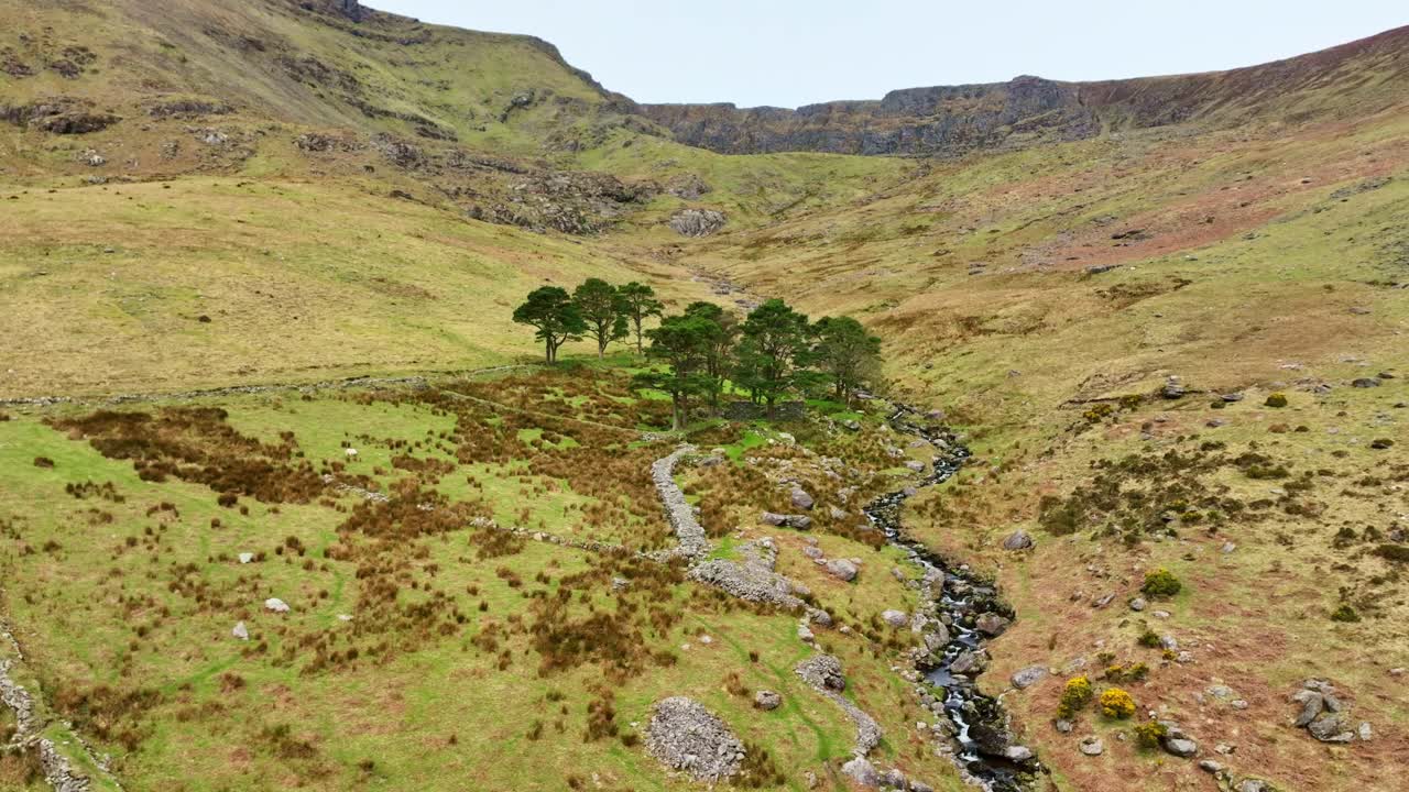 Ned Currans lenge forlatte hjemsted i Comeragh-fjellene, Waterford, i en fantastisk setting høyt oppe i fjellene, en vårmorgen.